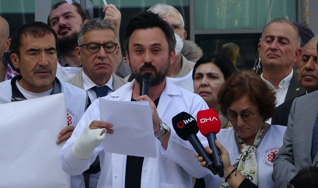 Kocaeli’de bir aile sağlığı merkezine gelen hasta ve yakınları tarafından
