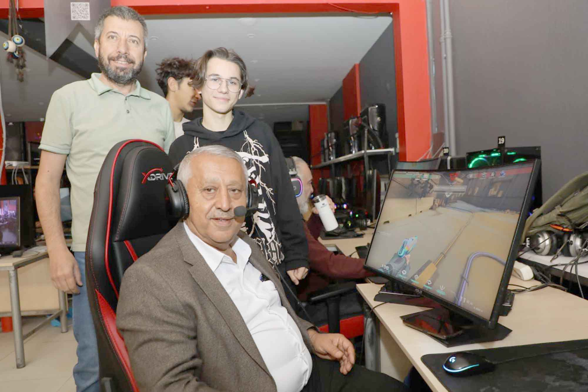 Belediye Başkanı Mehmet Zeybek, Ambaryolu Kadınana Caddesi esnafı ile buluştu.