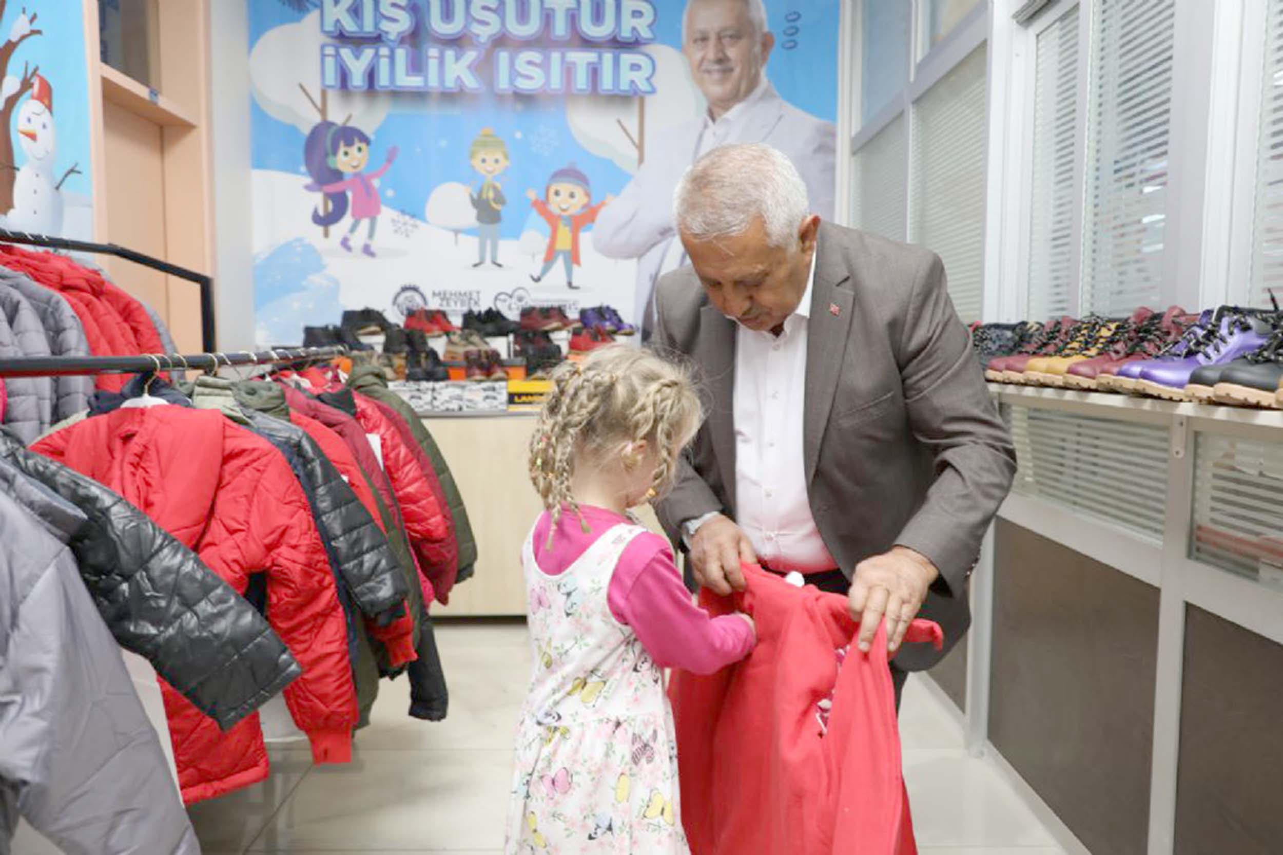 Afyonkarahisar Belediyesi tarafından bin çocuğa mont ve bot yardımı yapıldı.