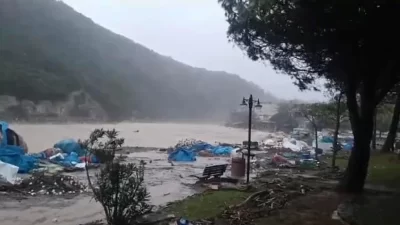 Sağanak yağış ve fırtına nedeniyle Şile’de Yeşilçay Deresi taştı. Sular altında