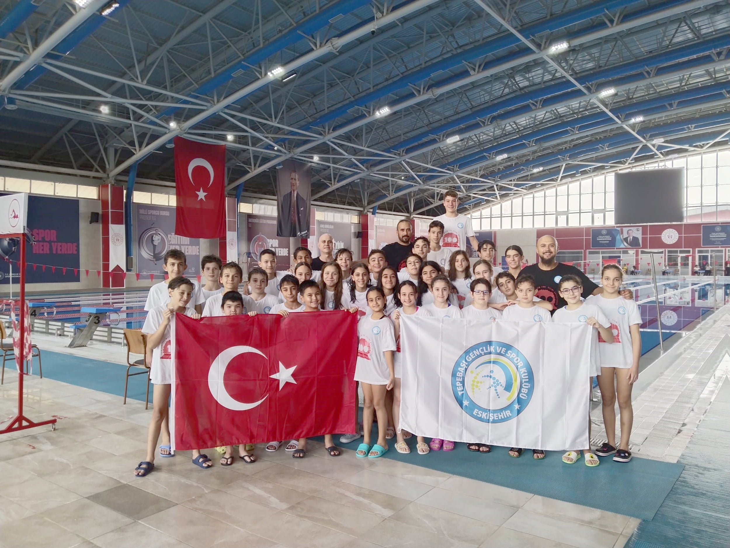 Tepebaşı Gençlik ve Spor Kulübü yüzücüsü 21 sporcu, Türkiye Yüzme
