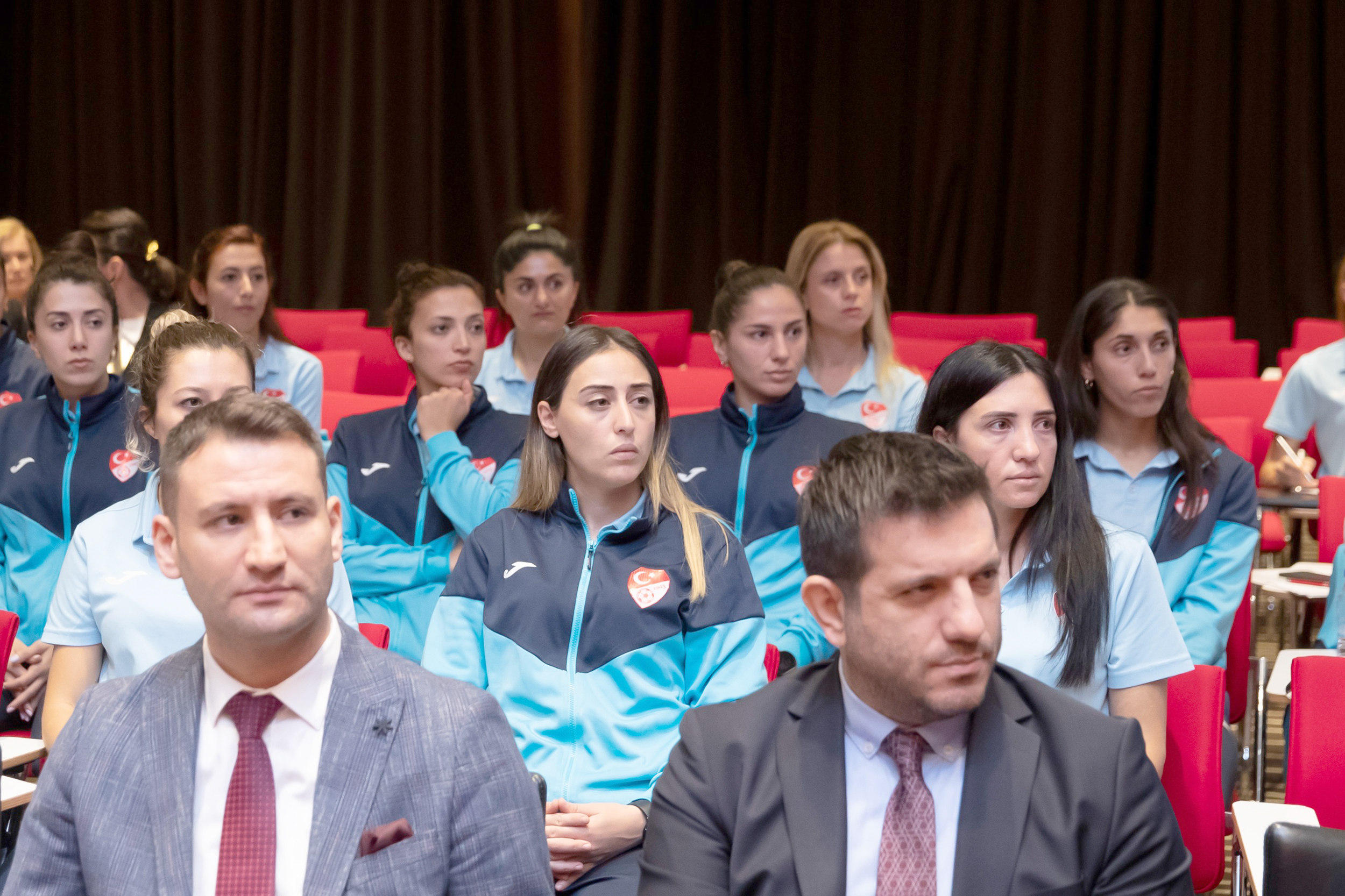 Kadın futbol hakemleri ilk defa kamp programı dahilinde TFF Riva