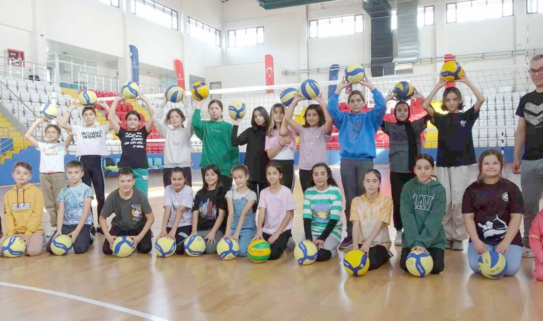 Kütahya’nın Tavşanlı ilçesinde gençler voleybol ile spora katılıyor. Voleybol antrenörü