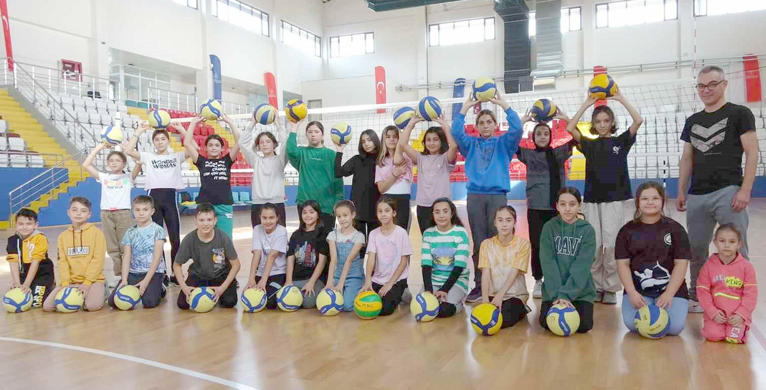 Kütahya’nın Tavşanlı ilçesinde gençler voleybol ile spora katılıyor. Voleybol antrenörü