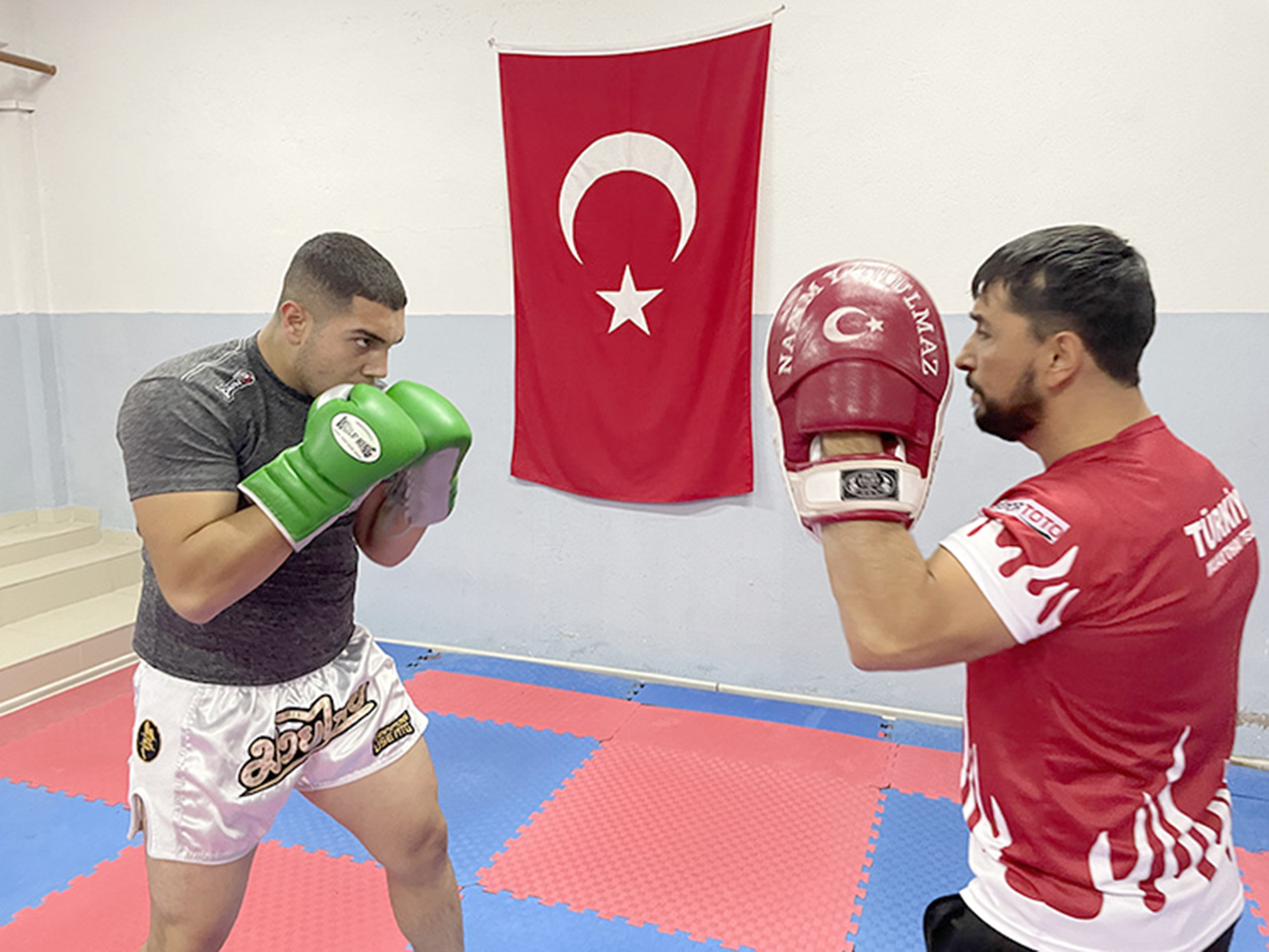 Kayseri’de beden eğitimi öğretmeninin desteğiyle muaythai sporuna başlayan gençler dünya