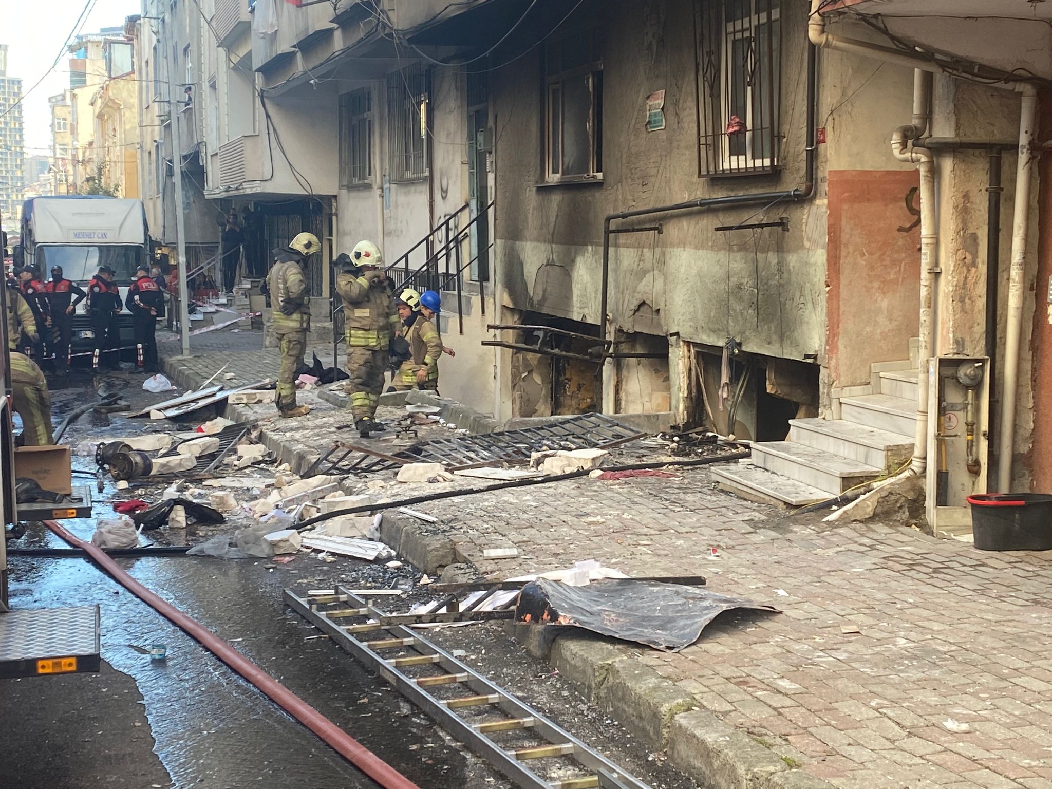 Küçükçekmece’de bir binada meydana gelen doğalgaz patlamasında 1 kişi hayatını