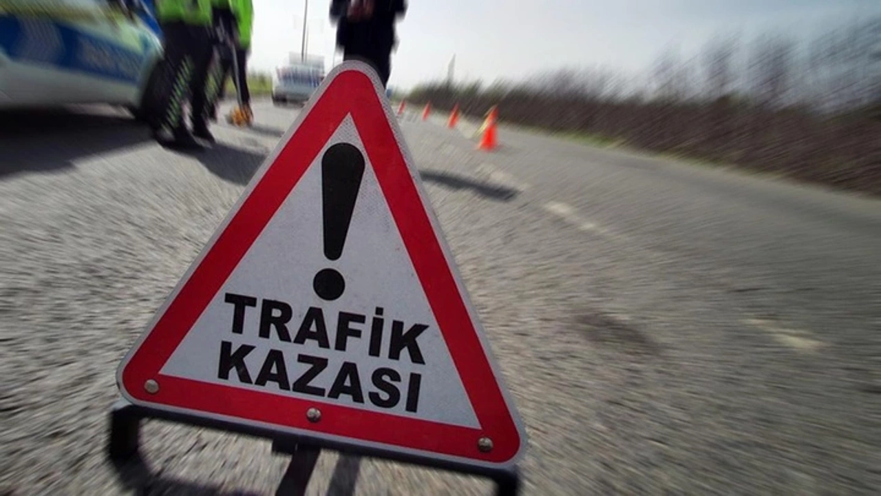 Afyonkarahisar’da kontrolden çıkarak şarampole devrilen otomobilde 3 kişi yaralandı. Kaza,