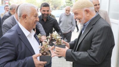 Belediye Başkanı Mehmet Zeybek, mahalle muhtarlarına yaptığı ziyaretlere devam ediyor.