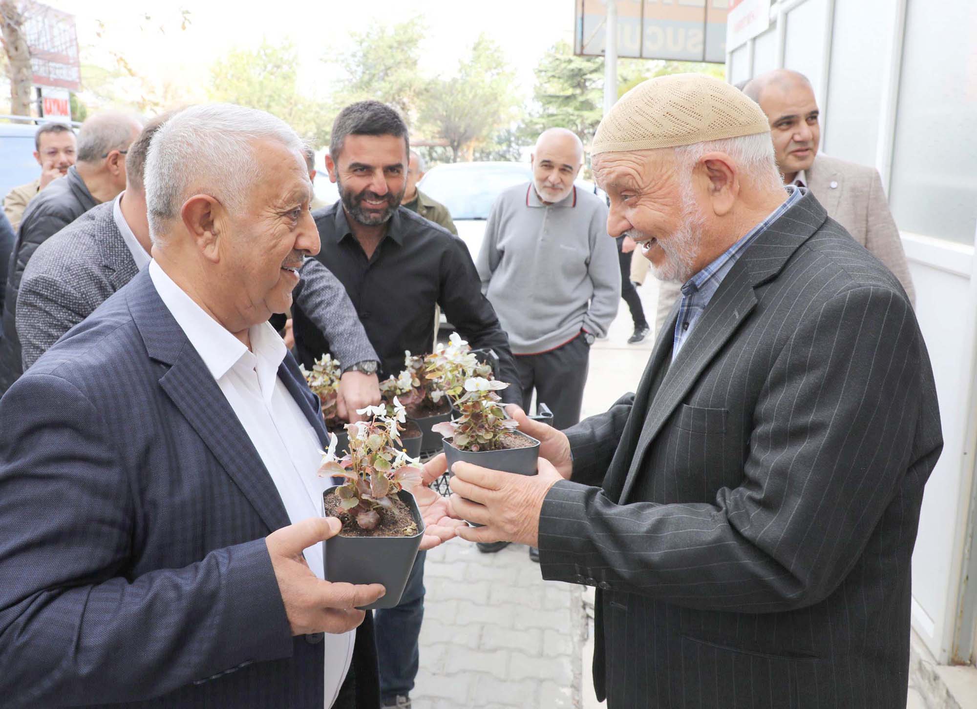 Belediye Başkanı Mehmet Zeybek, mahalle muhtarlarına yaptığı ziyaretlere devam ediyor.