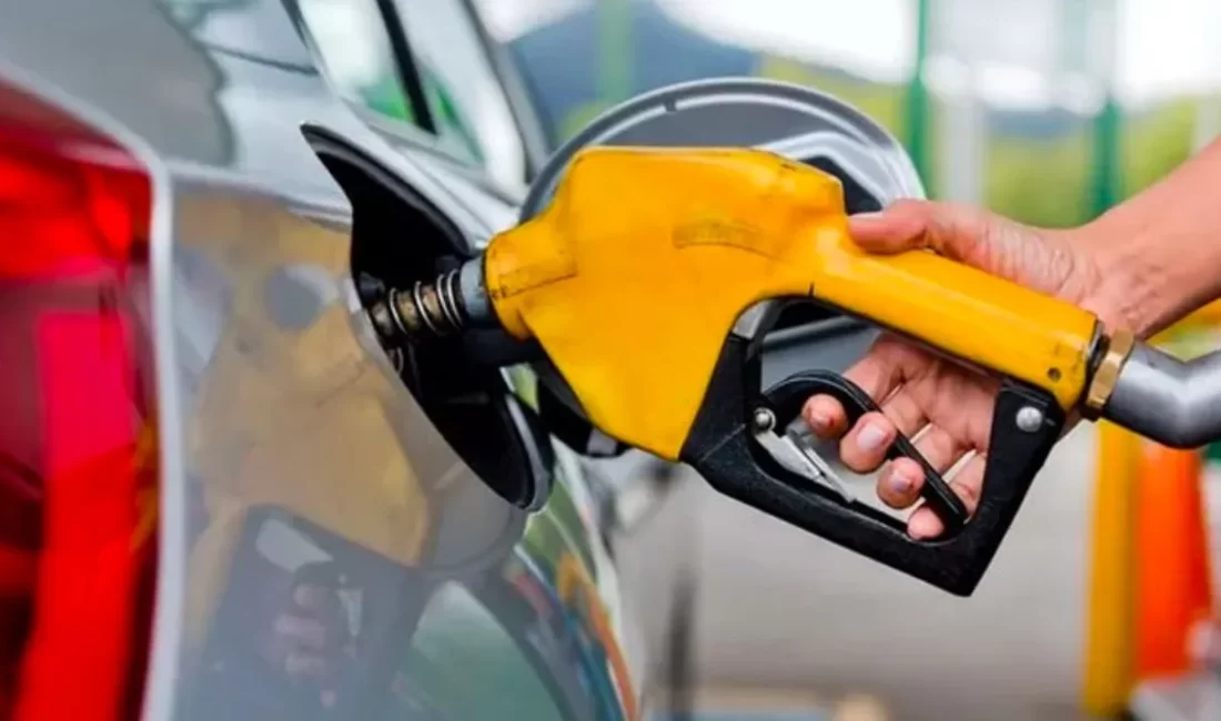 Brent petrol fiyatlarındaki düşüş sonrası akaryakıtta indirim beklentisi oluşmuştu. Sektör