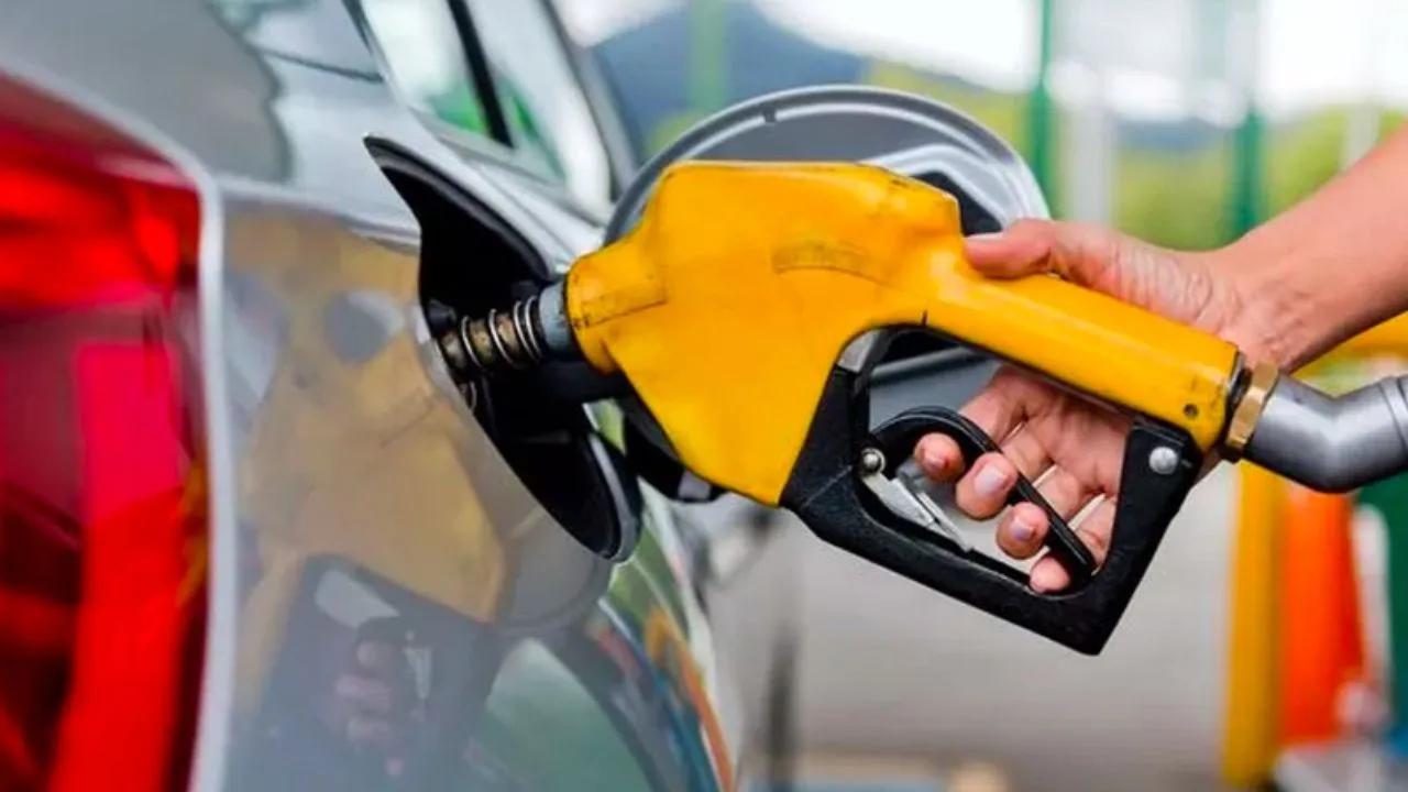 Brent petrol fiyatlarındaki düşüş sonrası akaryakıtta indirim beklentisi oluşmuştu. Sektör