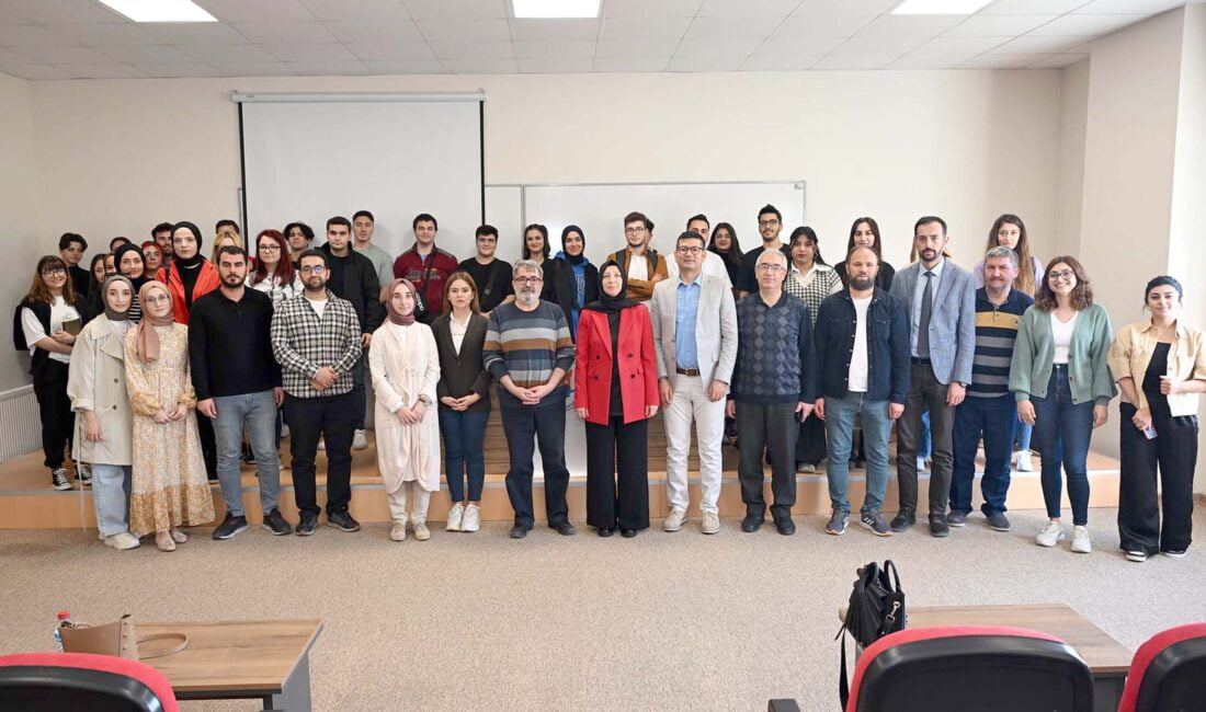 Afyon Kocatepe Üniversitesi’nde düzenlenen Akademide Aile Panelinde konuşan Kadın ve