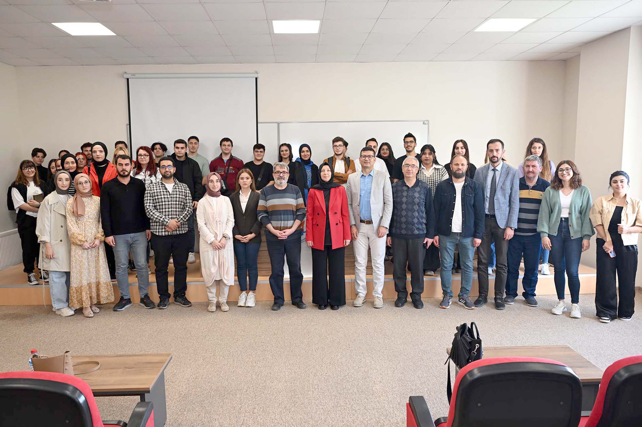 Afyon Kocatepe Üniversitesi’nde düzenlenen Akademide Aile Panelinde konuşan Kadın ve