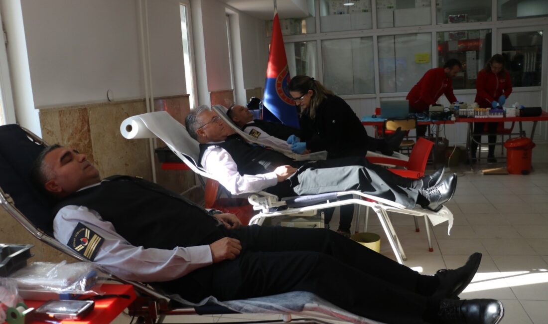 Afyonkarahisar İl Jandarma Komutanlığı’nda görevli yaklaşık 100 kişilik ekip kan