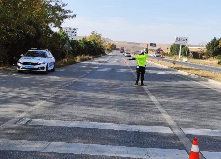 Afyonkarahisar’da güvenlik güçleri tarafından yapılan trafik denetiminde bin 813 araç