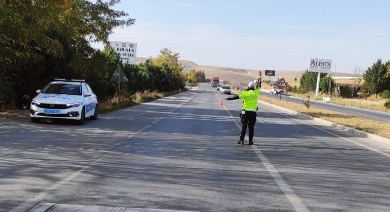 Afyonkarahisar’da güvenlik güçleri tarafından yapılan trafik denetiminde bin 813 araç