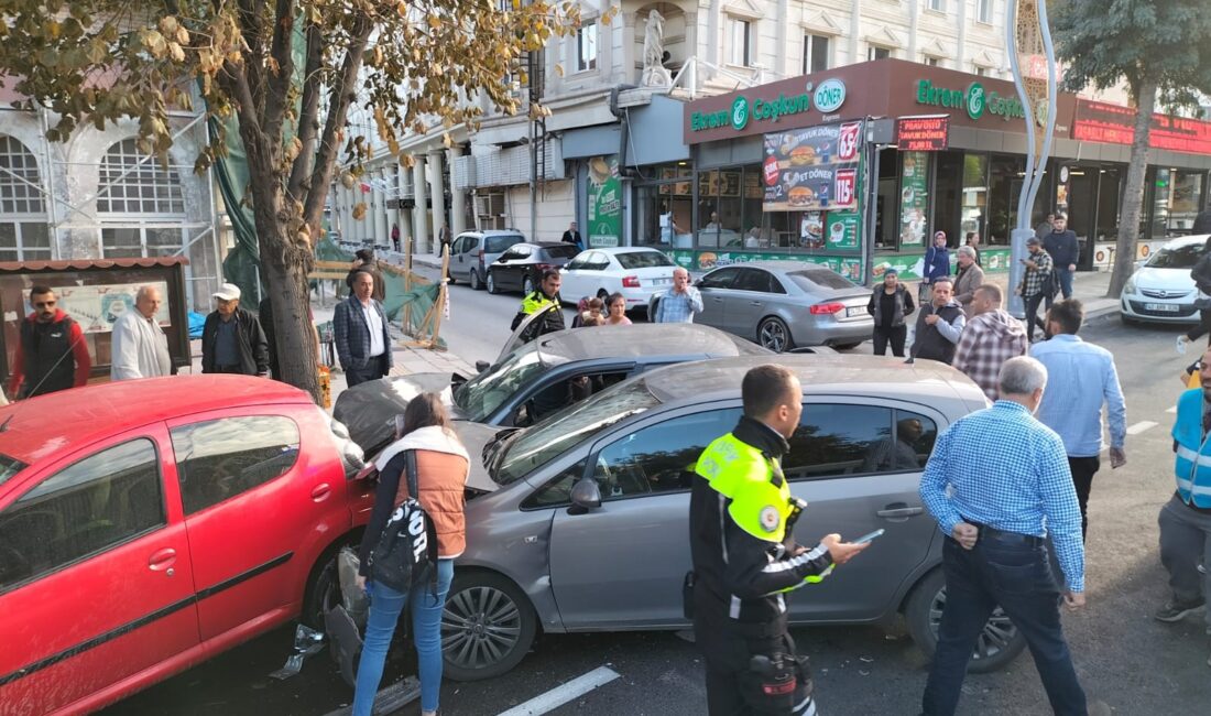 Afyonkarahisar’da 3 aracın karıştığı zincirleme trafik kazasında biri 2 yaşında