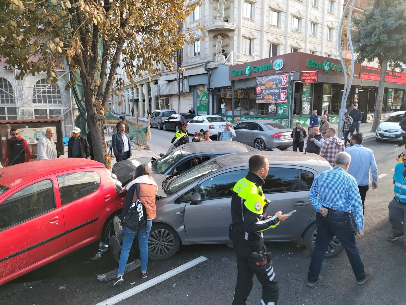 Afyonkarahisar’da 3 aracın karıştığı zincirleme trafik kazasında biri 2 yaşında