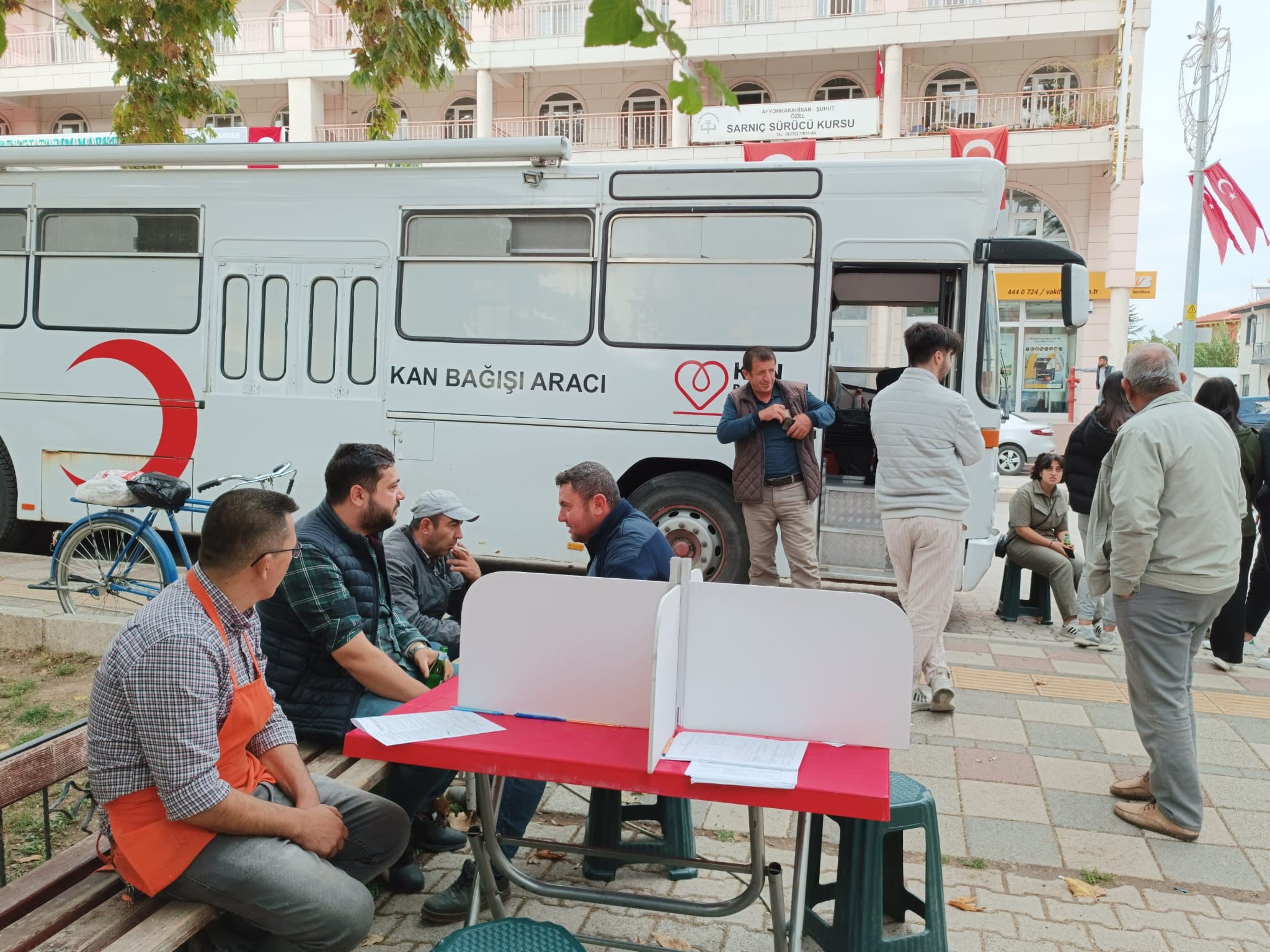 Afyonkarahisar’ın Şuhut ilçesinde her hafta düzenlenen kan bağışı kampanyasına vatandaşlar