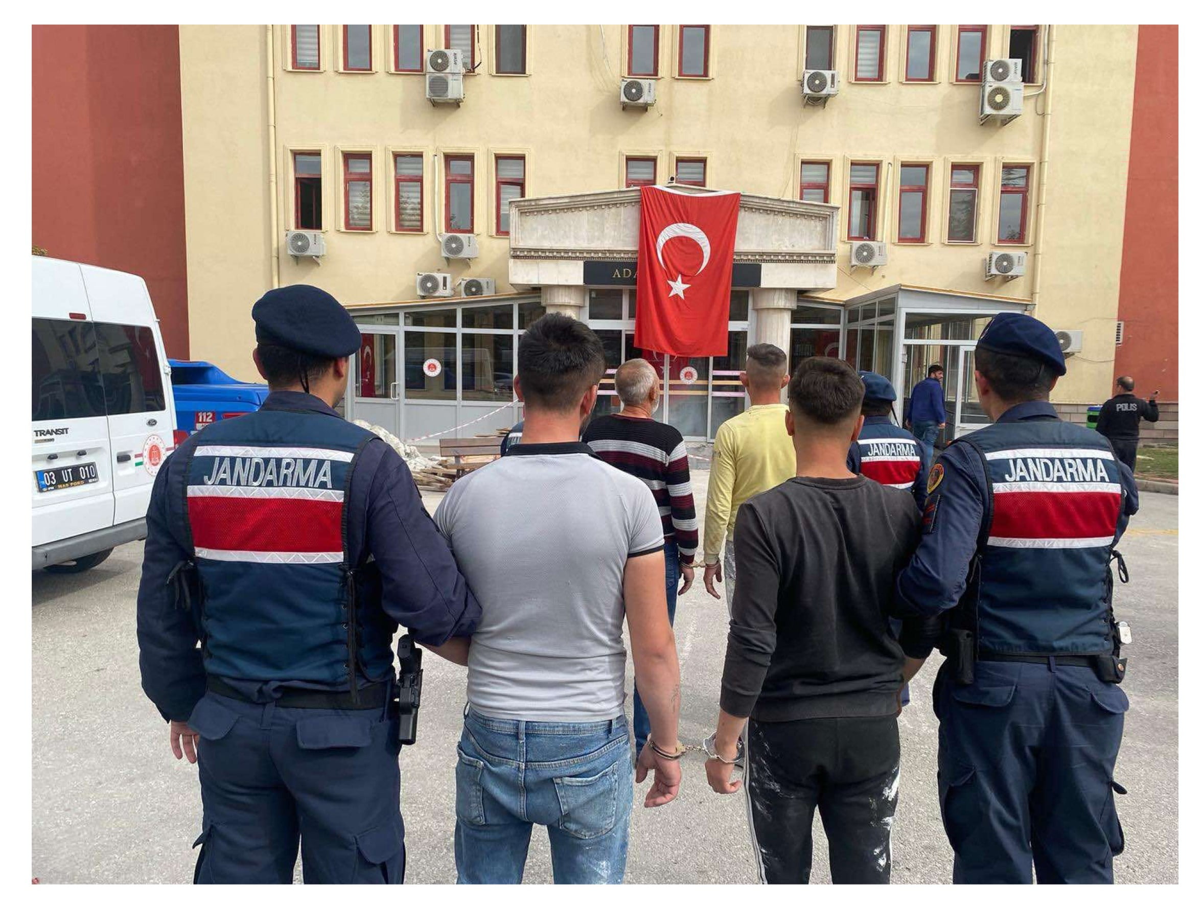 Afyonkarahisar’da bıçakladıkları şahsı sopalarla darp eden 4 şahıs jandarma tarafından