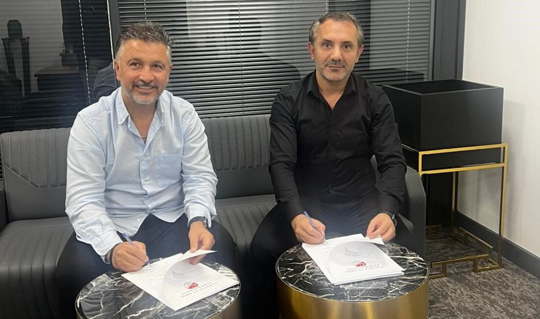 Afyonspor Kulüp Başkanı Erkan Çelik, Teknik Direktör Sinan Yücer ile