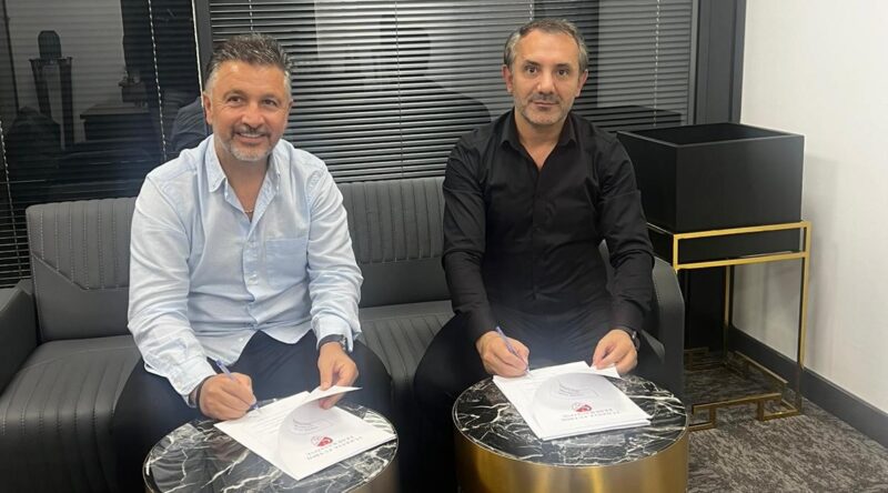 Afyonspor Kulüp Başkanı Erkan Çelik, Teknik Direktör Sinan Yücer ile