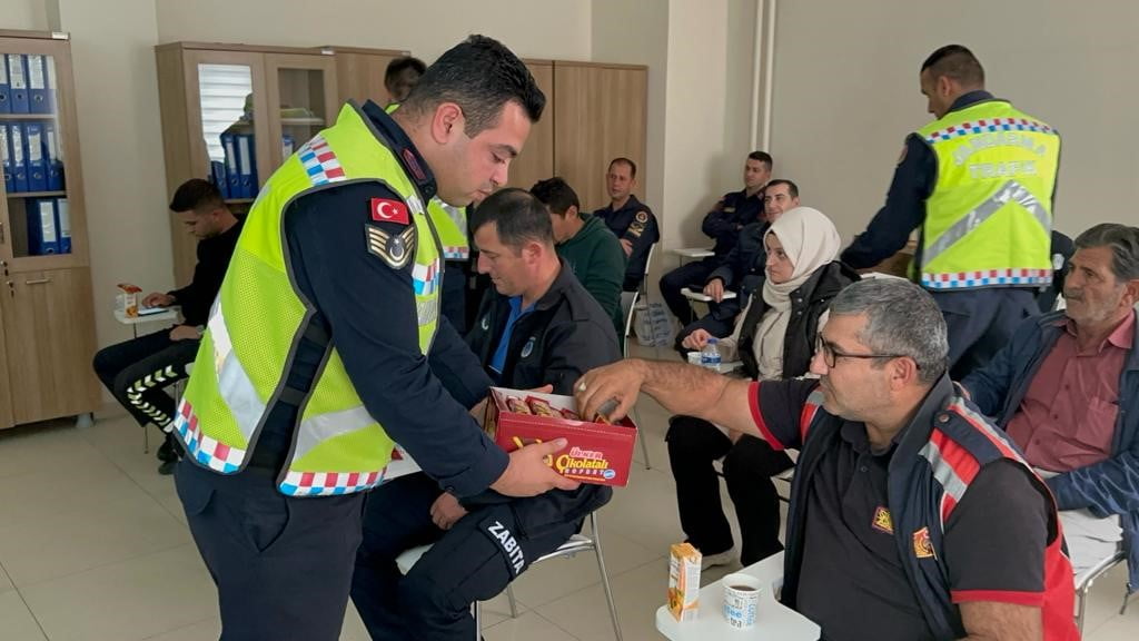 Afyonkarahisar’ da jandarma trafik ekipleri tarafından kurum araç sürücülerine yönelik