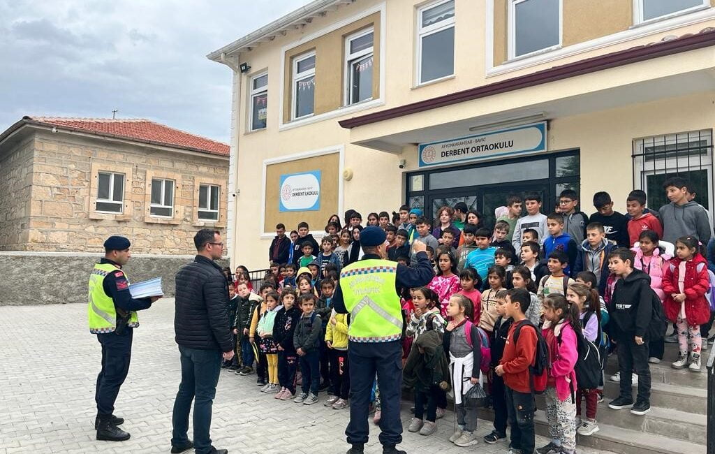 Afyonkarahisar’ın Bayat ilçesinde il jandarma trafik ekipleri tarafından Derbent İlkokulu
