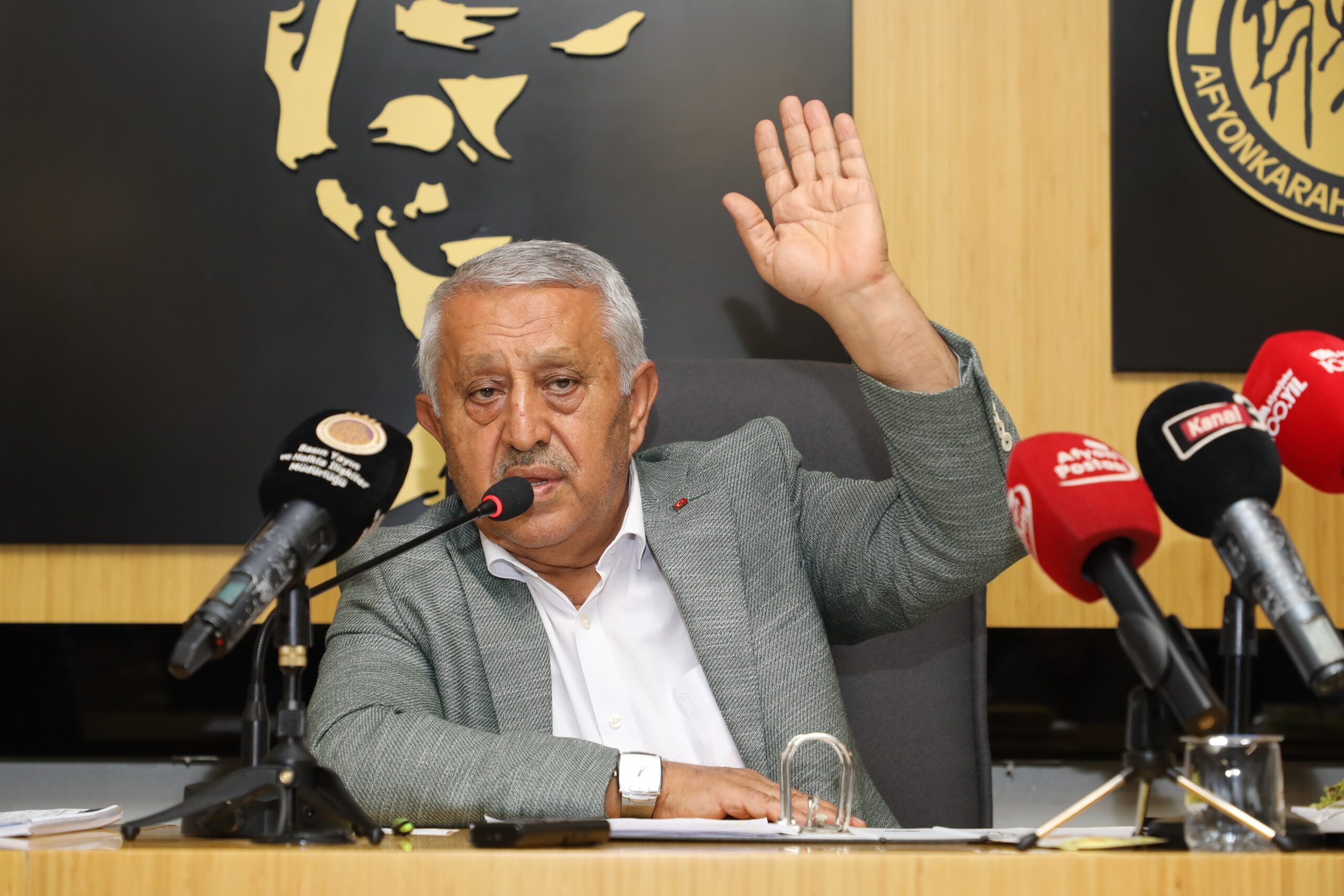 Afyonkarahisar Belediye Başkanı Mehmet Zeybek, içme suyuna yapılan yüzde 15