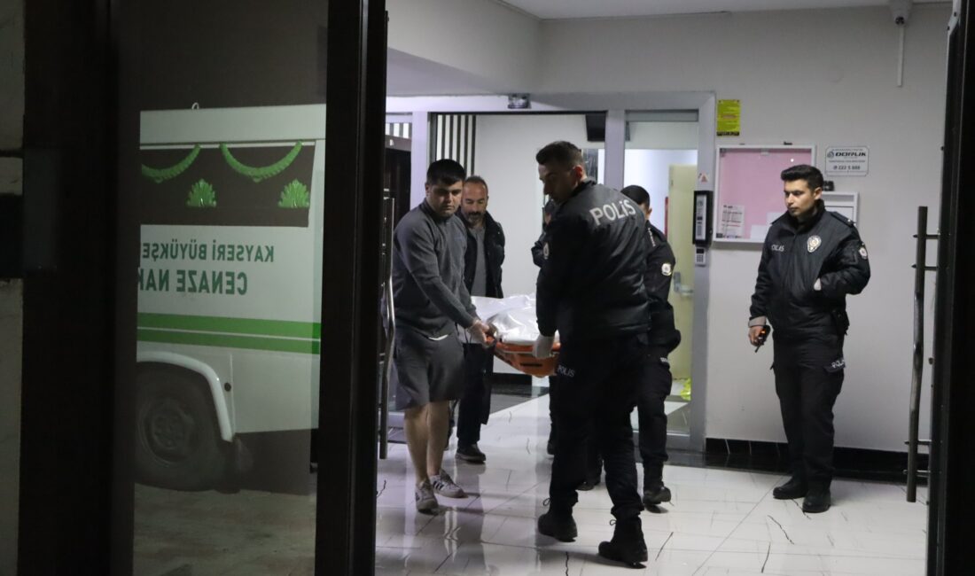 Kayseri’nin Kocasinan ilçesinde bir kadın, tartıştığı kocasını göğsünden bıçaklayarak öldürdü.