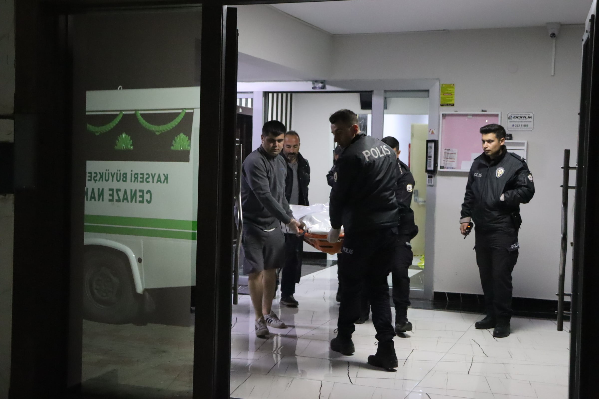Kayseri’nin Kocasinan ilçesinde bir kadın, tartıştığı kocasını göğsünden bıçaklayarak öldürdü.