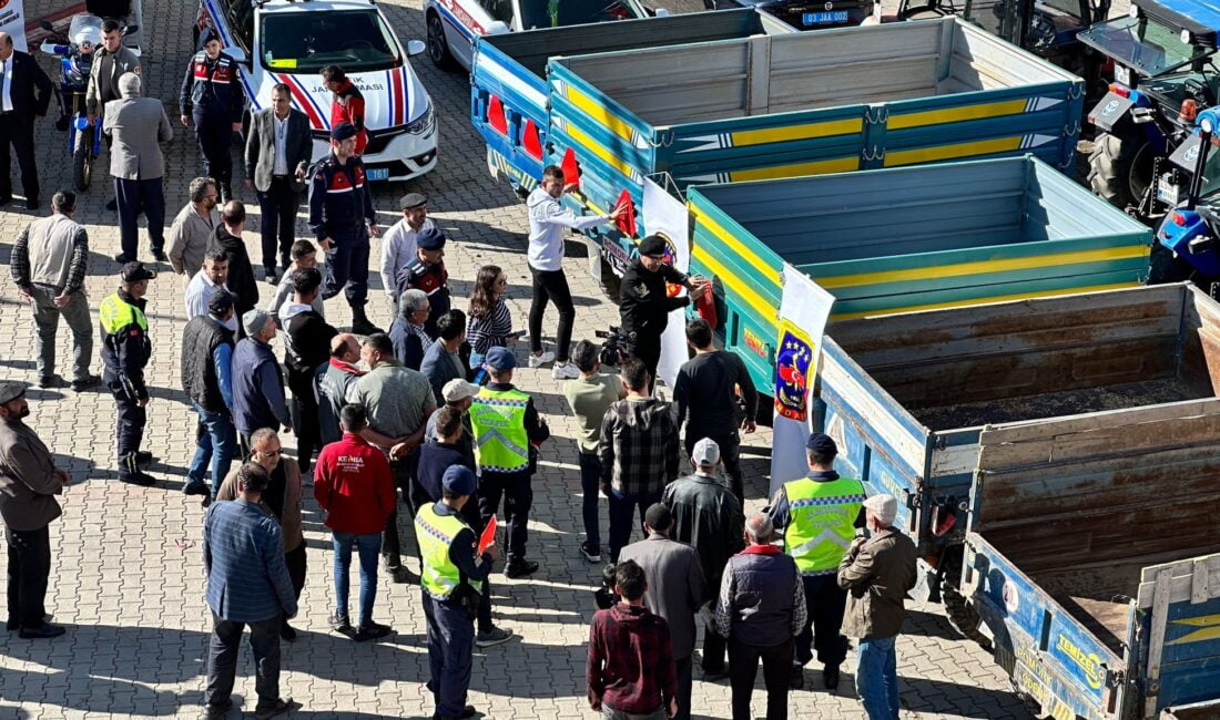 ‘Reflektör Tak Görünür Ol’ devam ediyor Afyonkarahisar’da jandarma tarafından başlatılan ve traktörlerin karıştığı trafik kazalarının önüne