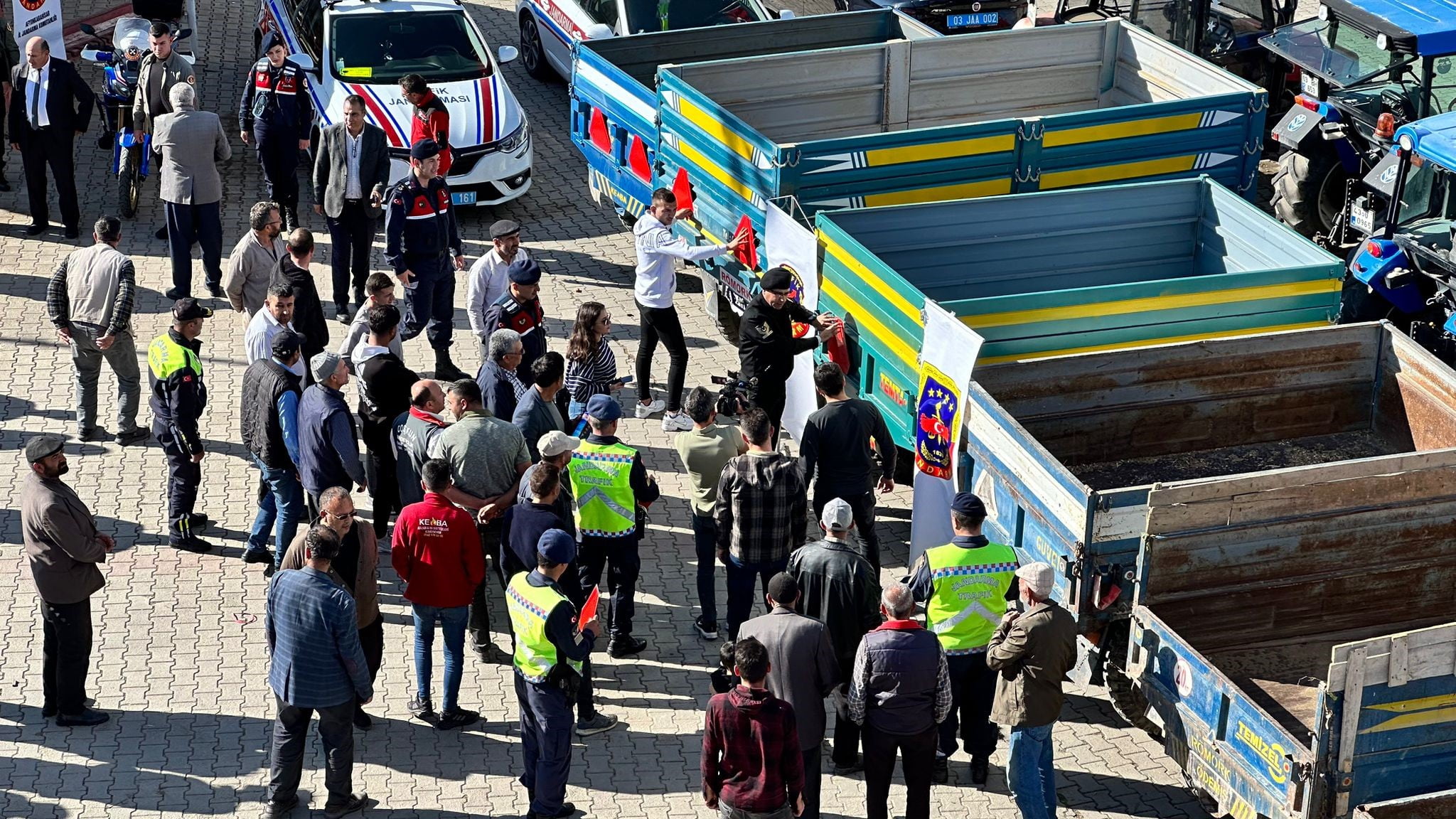 Afyonkarahisar’da jandarma tarafından başlatılan ve traktörlerin karıştığı trafik kazalarının önüne