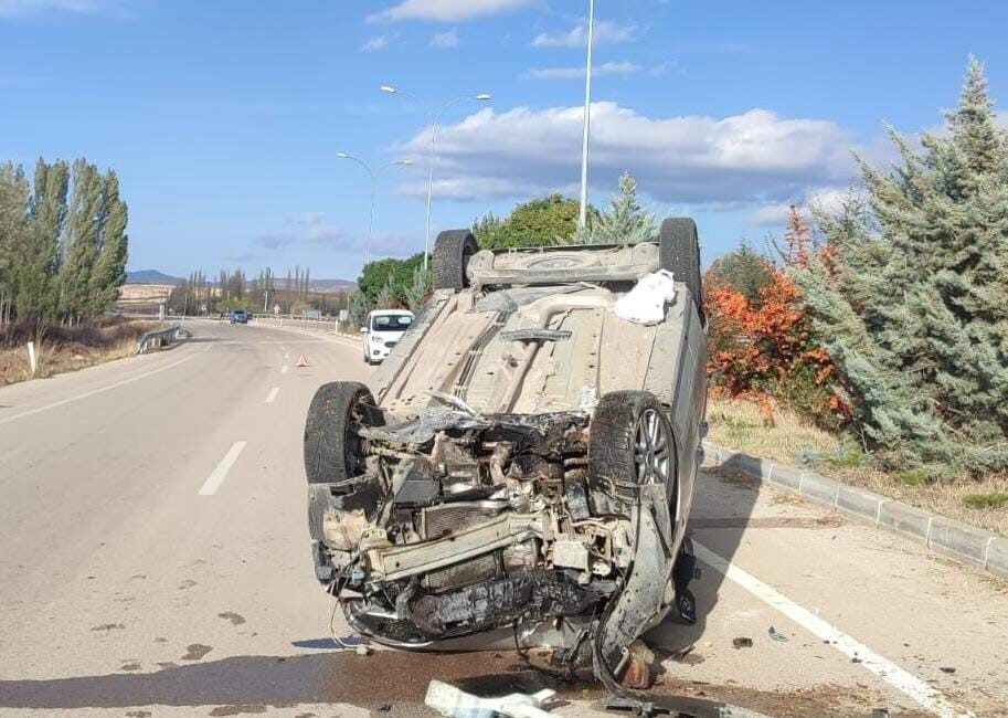 Refüje çarpıp, takla attı! Afyonkarahisar’ın İhsaniye ilçesinde orta refüje çarparak takla atan otomobilde bir