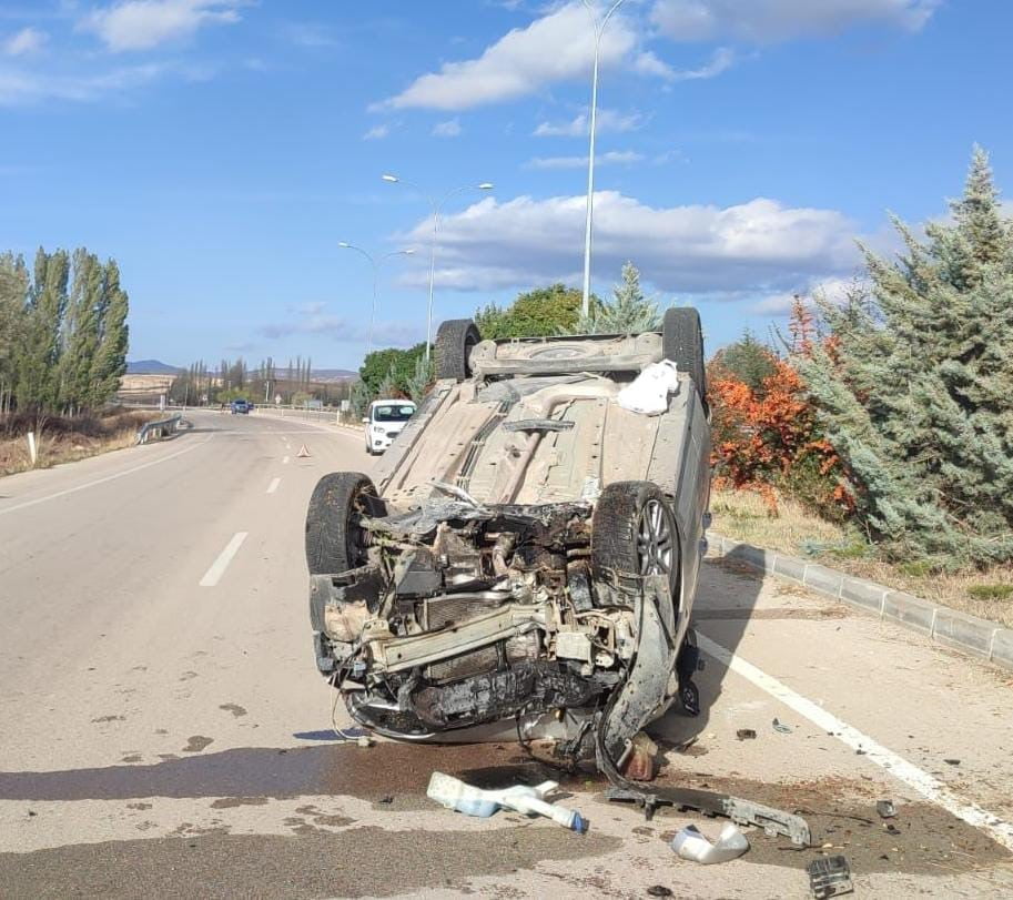 Afyonkarahisar’ın İhsaniye ilçesinde orta refüje çarparak takla atan otomobilde bir