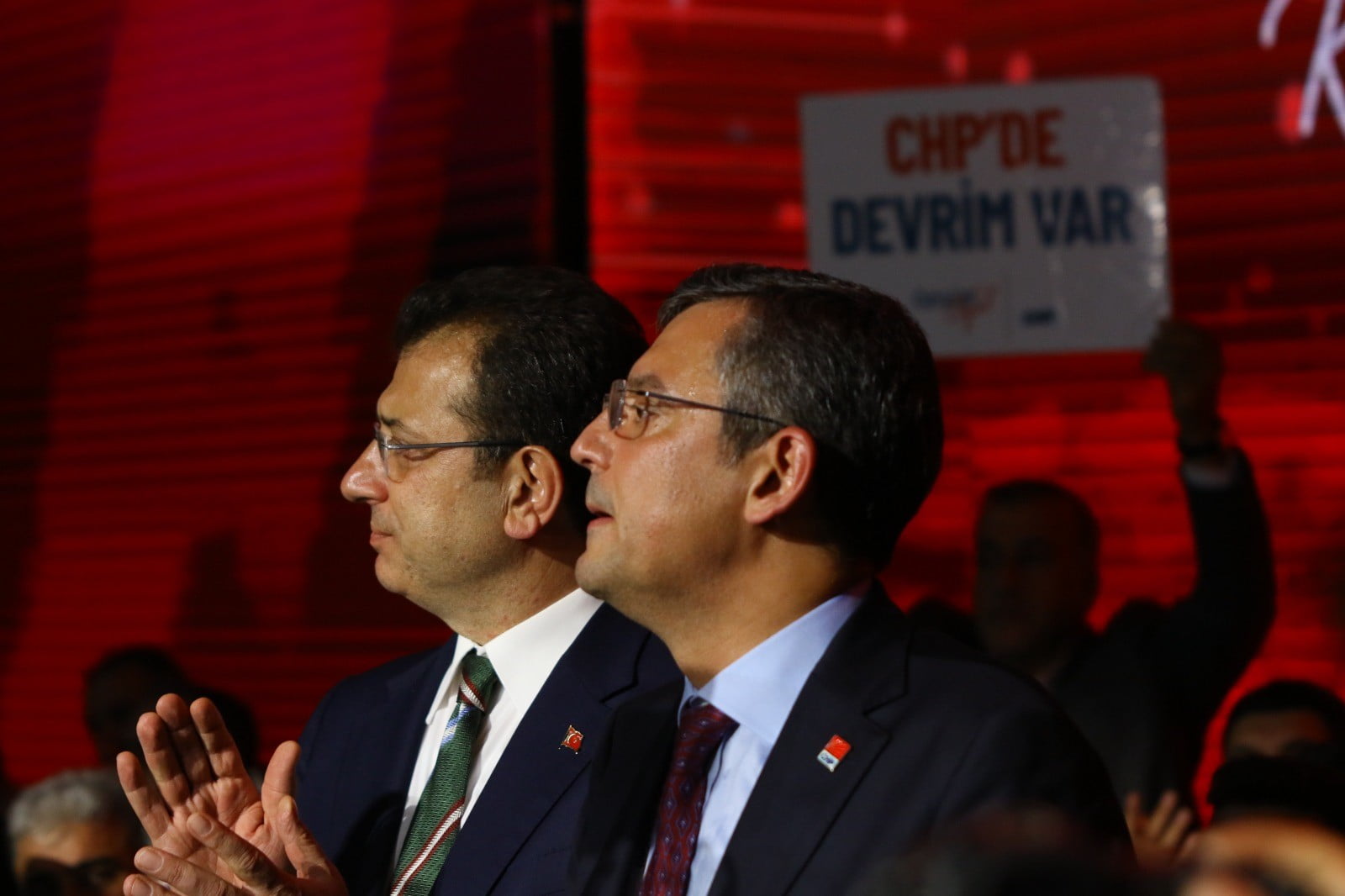 Özgür Özel, 21 Eylül 1974’te Manisa’da doğdu. Babasının adı Talat,