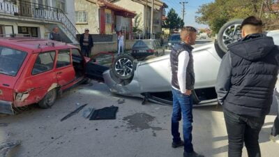 Afyonkarahisar’da meydana gelen trafik kazasında ara sokakta park halindeki otomobile