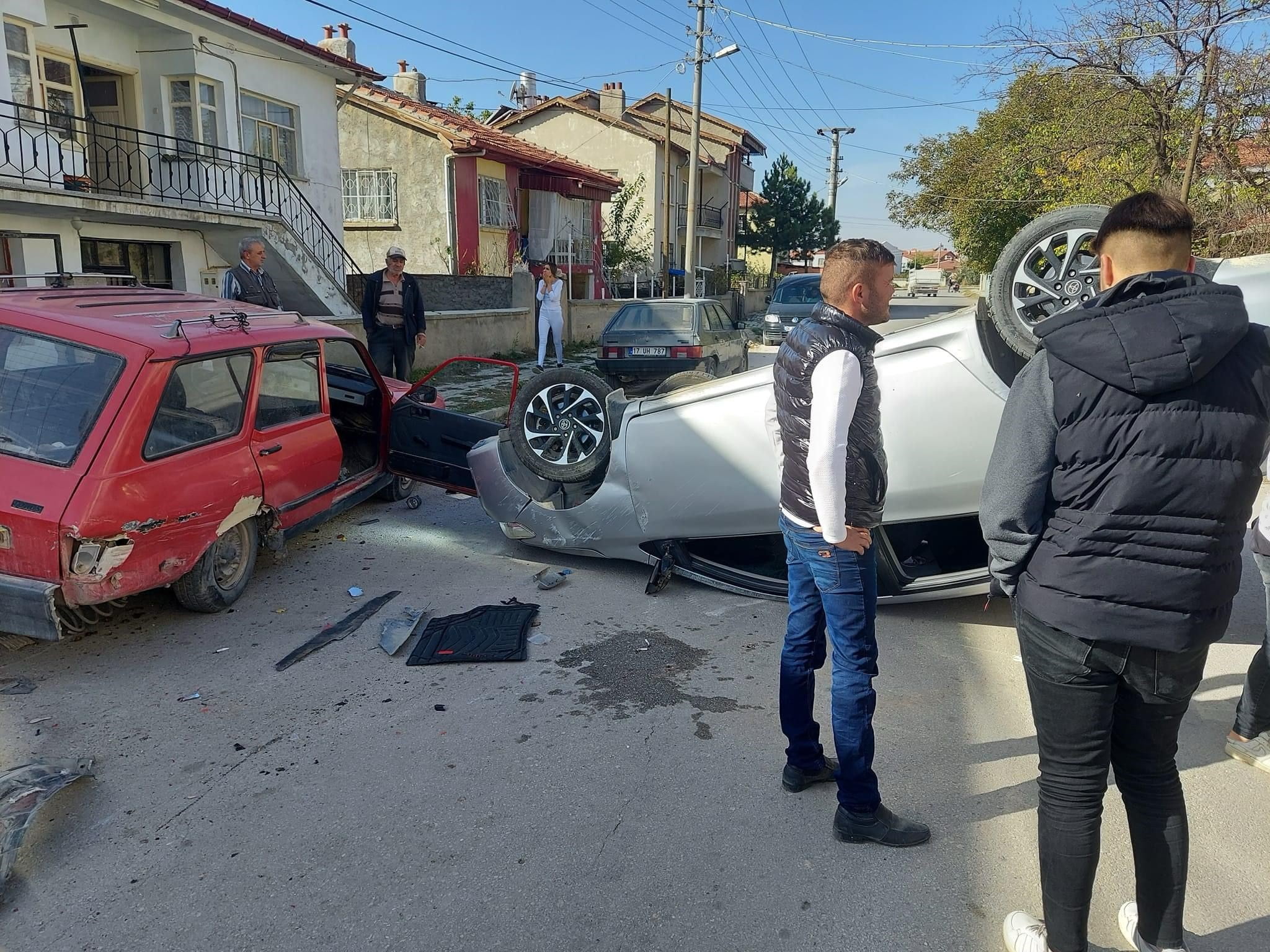 Afyonkarahisar’da meydana gelen trafik kazasında ara sokakta park halindeki otomobile