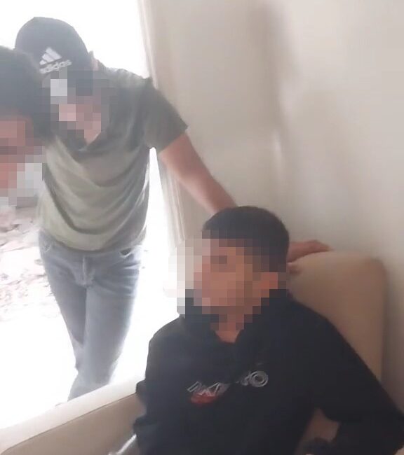Bursa’da ‘Sevgilime yazdın’ diyerek bir genci darp eden 2 kişi,