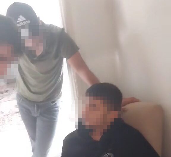 Bursa’da ‘Sevgilime yazdın’ diyerek bir genci darp eden 2 kişi,
