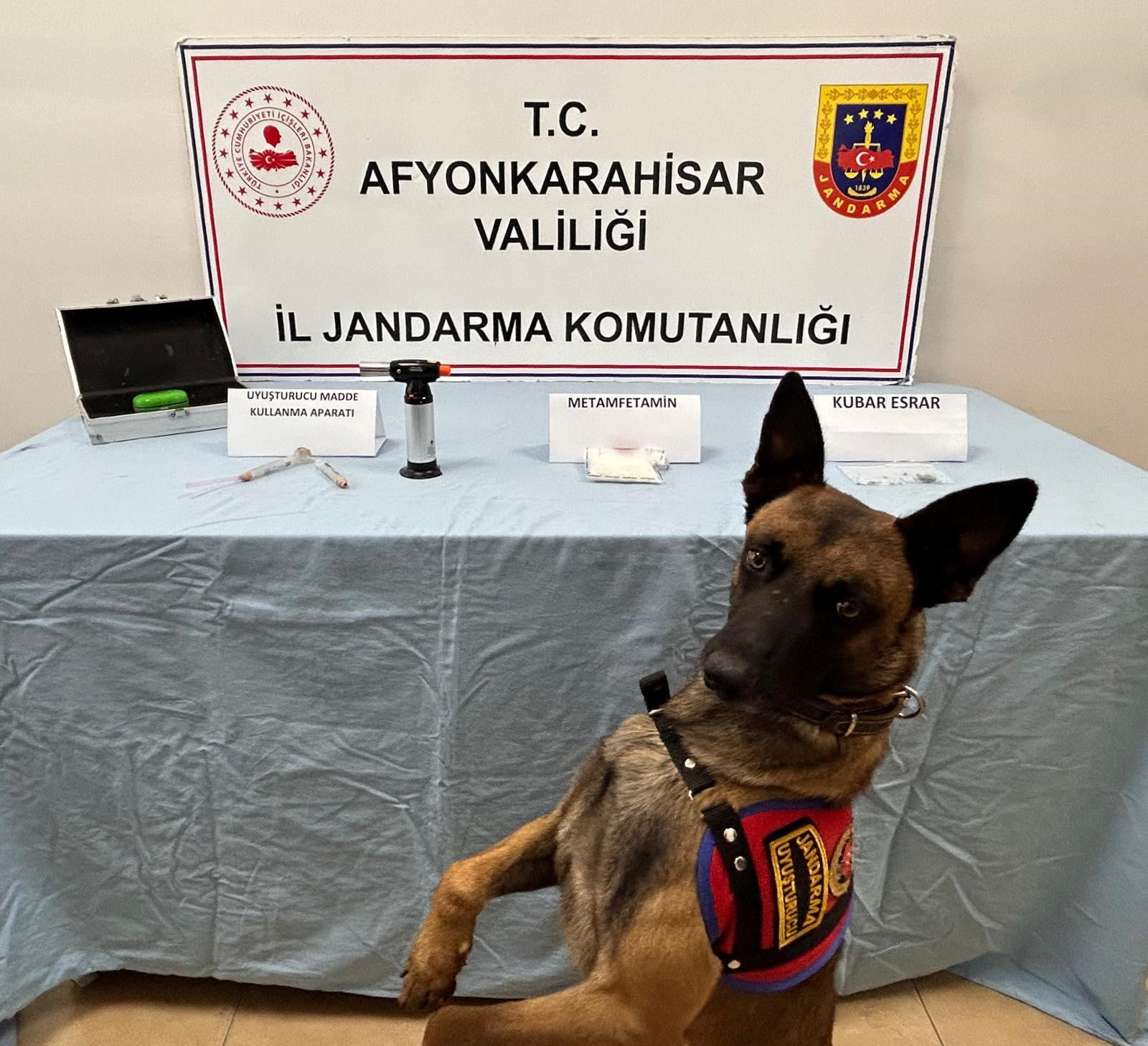 İstanbul’dan, Afyonkarahisar’a uyuşturucu getiren iki şahıs jandarma operasyonuyla yakalandı. Edinilen