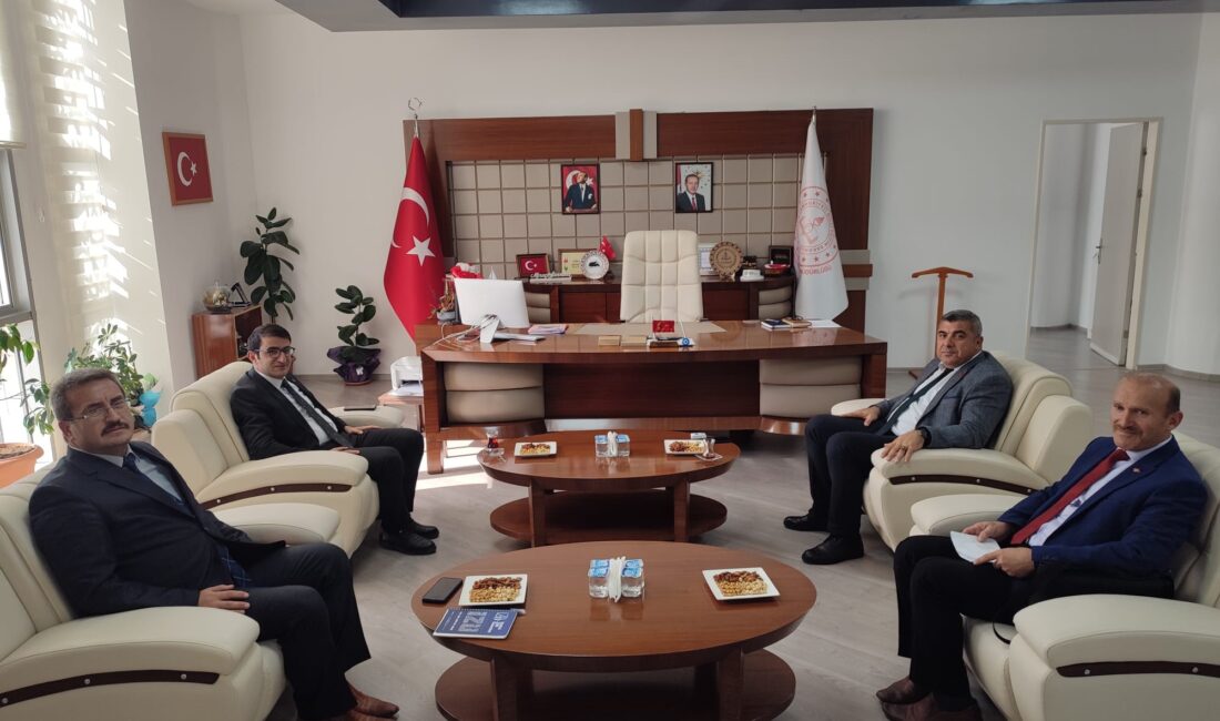 Eğitim durumu değerlendirildi! Afyonkarahisar’ın Hocalar ilçesinde eğitimin kalitesinin arttırılması amacıyla protokol üyeleri bir