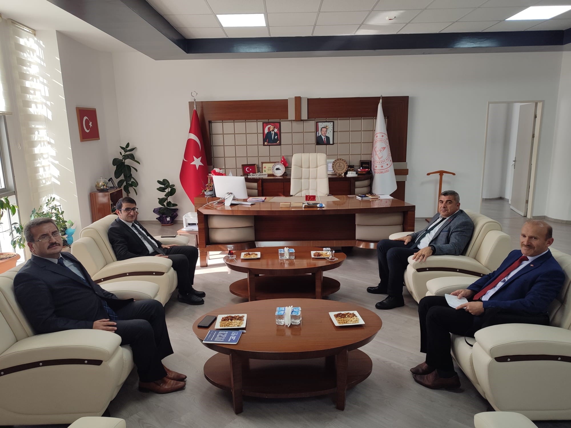 Afyonkarahisar’ın Hocalar ilçesinde eğitimin kalitesinin arttırılması amacıyla protokol üyeleri bir