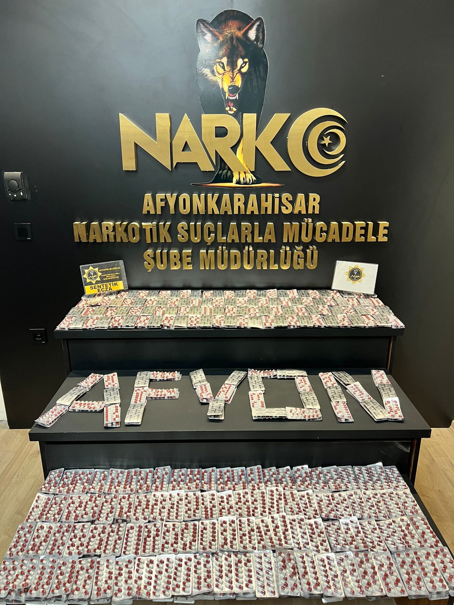 Afyonkarahisar güvenlik güçleri şehirlerarası otogarın emanet bölümünde koli içerisinde 9