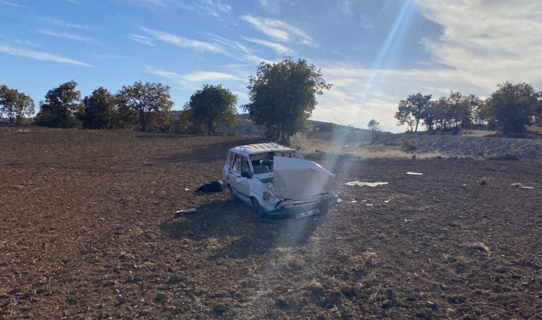 Afyonkarahisar’ın Hocalar ilçesinde kontrolden çıkan otomobilin tarlaya devrildiği kazada 1