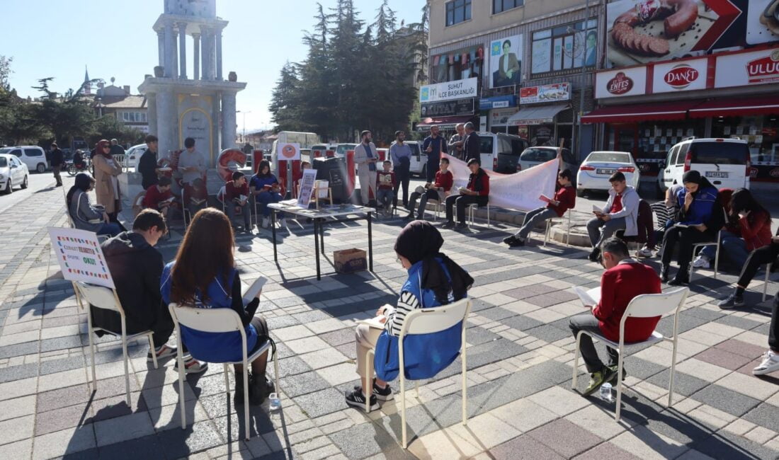 Öğrenciler meydanda kitap okudu Afyonkarahisar’ın Şuhut ilçesinde lise öğrencileri Çevreme Duyarlıyım Değerlerime Sahip Çıkıyorum