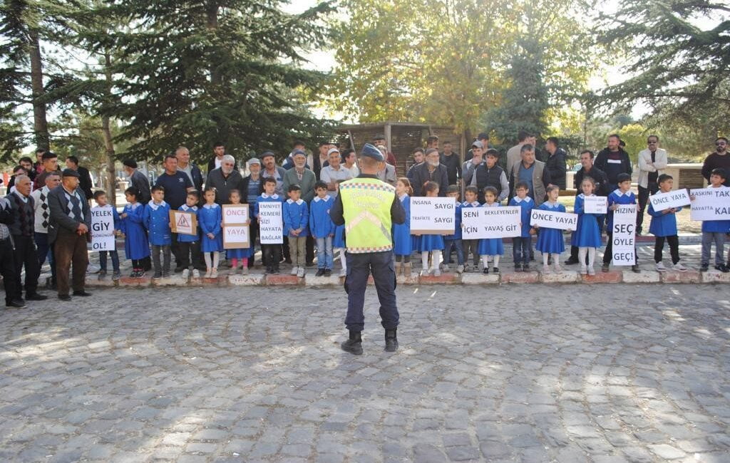 İhsaniye’de trafik eğitimi Afyonkarahisar’ın İhsaniye ilçesinde jandarma ekipleri 100 sürücüye güvenlik trafik eğitimi