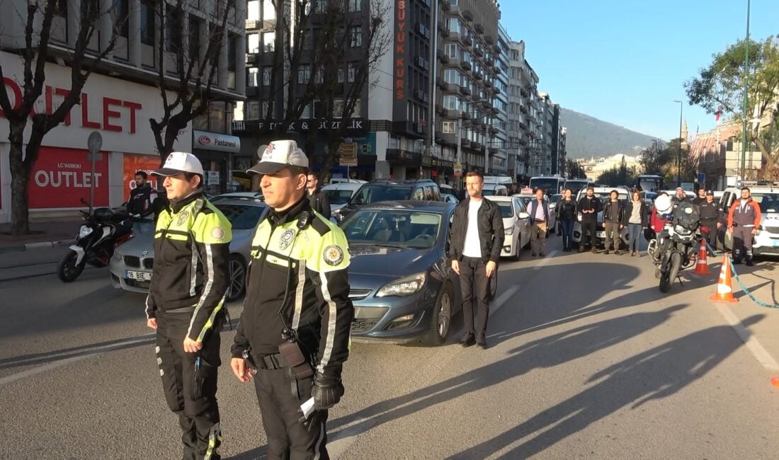 Bursa’da saat 09.05’i gösterdiğinde sirenlerin çalmasıyla hayat dururken, gözyaşları ise