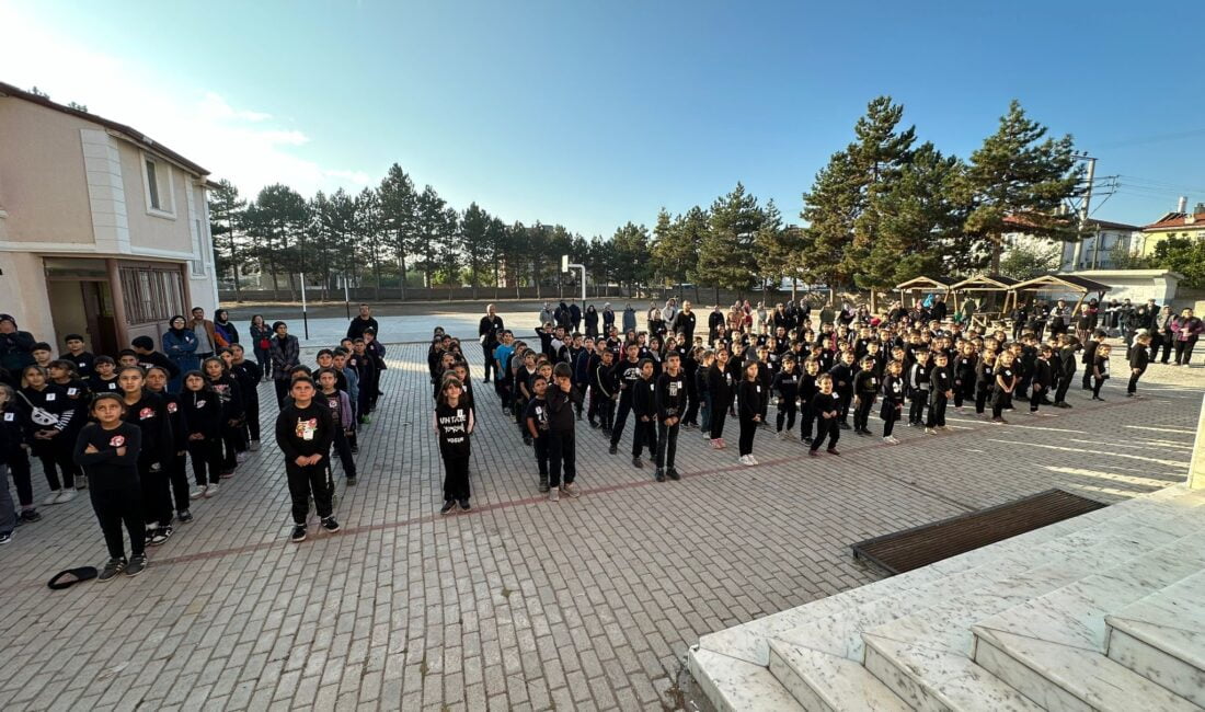 Öğrenciler, Atatürk’ü marşlarla yad etti Afyonkarahisar’ın Şuhut ilçesinde Atatürk’ün vefatının 85.’nci yılında ilkokul öğrencileri Ata’yı