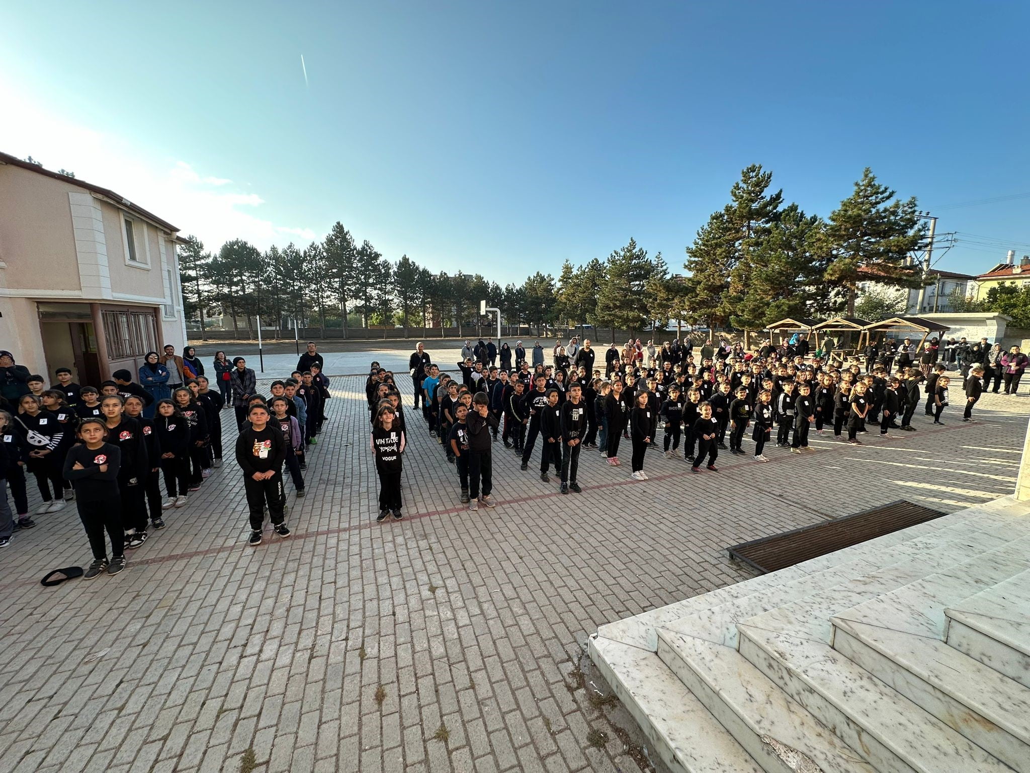 Afyonkarahisar’ın Şuhut ilçesinde Atatürk’ün vefatının 85.’nci yılında ilkokul öğrencileri Ata’yı